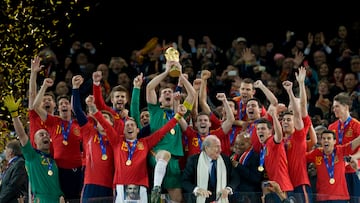 La Selección española levantando la copa del mundo en 20210