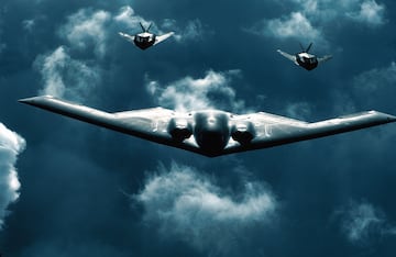 Un bombardero B-2 Spirit (centro) vuela con dos F-117A Nighthawks, el 19 de julio de 2000, sobre un cielo espectacular.