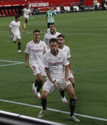 Ocampos anot¨® el 1-0 de penalti.