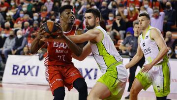 Yankuba Sima, pívot del Baxi Manresa, trata de zafarse de la defensa del Urbas Fuenlabrada.