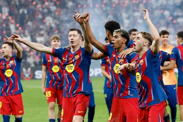 Los jugadores del FC Barcelona celebran su victoria a la finalización del encuentro de la final de la Supercopa de España que han disputado FC Barcelona y Real Madrid.