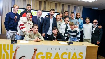 José Mari en su rueda de prensa de despedida junto a varios jugadores de la primera plantilla del Cádiz CF, el presidente Manuel Vizcaíno y el ex entrenador cadista, Álvaro Cervera.