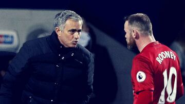 José Moruinho da instrucciones a Rooney en un partido de Premier esta temporada.