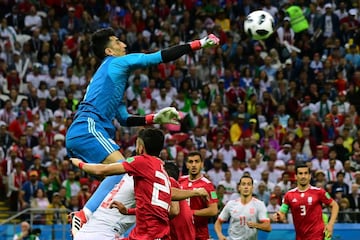 El portero iraní ha tenido buenas actuaciones en sus dos primeros partidos y sólo ha recibido un gol de Diego Costa en el partido contra España.