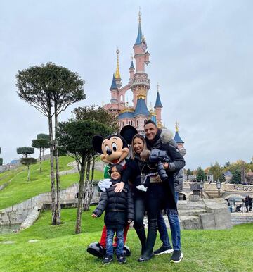 Keylor, con su mujer Andrea Salas y su hijo Mateo, a los pies del castillo de Disney posan con Mickey Mouse.