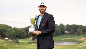 Dustin Johnson posa con el trofeo que le acredita como ganador del torneo.