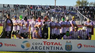 El pequeño equipo argentino que se está volviendo famoso por sus máscaras
