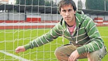 <b>CIEN PARTIDOS. </b>Gerardo posó en Mareo con dos camisetas solapadas cuyos números forman un 100.