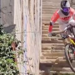 Terrorífica caída en bici por las calles de Valparaíso