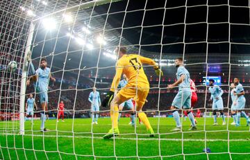 Thomas anot¨® en propia puerta el 1-0 para el Leverkusen.