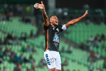 Salomon Rondon of Pachuca during the 16th round match between Santos and Pachuca as part of the Torneo Clausura 2024 Liga BBVA MX at TSM -Corona- Stadium on April 20, 2024 in Torreon, Coahuila, Mexico.