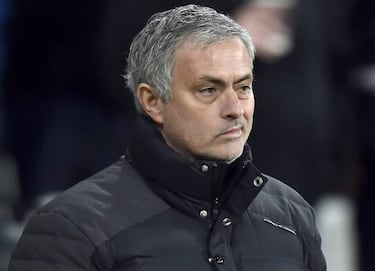 Schneiderlin, Depay frozen out as Manchester United exits loom