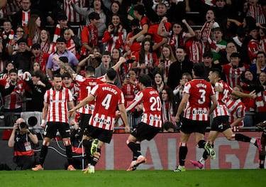 1-0. Alejandro Berenguer celebra el primer tanto con sus compañeros.