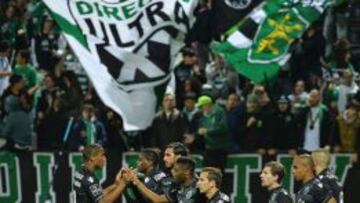 Jugadores del Sporting celebran uno de los goles en Madeira.