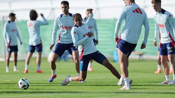 Lamine Yamal, dentro del rondo en  el primer entrenamiento de la Selección en Donaueschingen.