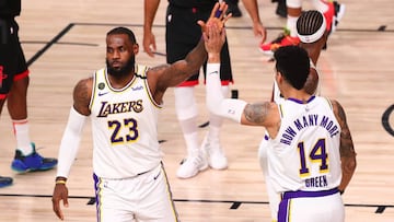 LeBron James saluda a Danny Green durante el quinto partido de las semifinales de la Conferencia Oeste de los playoffs de la NBA 2020 entre Los Angeles Lakers y Houston Rockets
