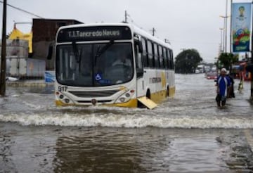 Llovió durante toda la noche, y las calles de Recife se inundaron y se hicieron intransitables. Se temió que no se pudiera jugar el  partido Alemania y Estados Unidos, correspondiente al Grupo G de la Copa del Mundo, pero aunque los accesos estaban inundados el terreno de juego había drenado bien y se pudo jugar sin problemas.