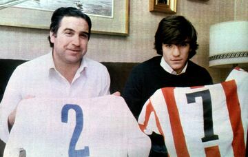 Padre e hijo posan con las camisetas del Real Madrid y del Atl¨¦tico de Madrid.