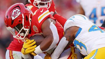 KANSAS CITY, MISSOURI - OCTOBER 22: Clyde Edwards-Helaire #25 of the Kansas City Chiefs is tackled by Michael Davis #43 of the Los Angeles Chargers during the fourth quarter at GEHA Field at Arrowhead Stadium on October 22, 2023 in Kansas City, Missouri. Jamie Squire/Getty Images/AFP (Photo by JAMIE SQUIRE / GETTY IMAGES NORTH AMERICA / Getty Images via AFP)