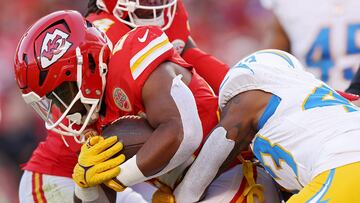 KANSAS CITY, MISSOURI - OCTOBER 22: Clyde Edwards-Helaire #25 of the Kansas City Chiefs is tackled by Michael Davis #43 of the Los Angeles Chargers during the fourth quarter at GEHA Field at Arrowhead Stadium on October 22, 2023 in Kansas City, Missouri.   Jamie Squire/Getty Images/AFP (Photo by JAMIE SQUIRE / GETTY IMAGES NORTH AMERICA / Getty Images via AFP)