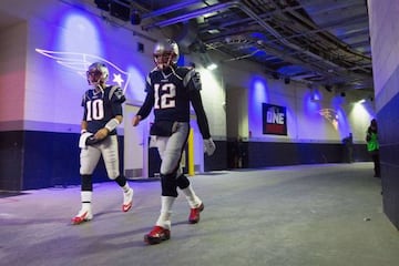 Tom Brady, quarterback de los New England Patriots, saltaba al césped acompañado por su compañero Jimmy Garoppolo.