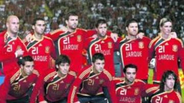 <b>EL POSADO MÁS EMOTIVO. </b>El once que jugó ayer ante Macedonia saltó con camisetas con el nombre de Jarque para homenajear al jugador recientemente fallecido.