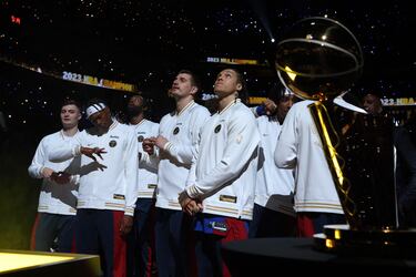 La plantilla de los Denver Nuggets durante la ceremonia de entrega del anillo de campeón de la NBA 22/23.