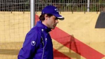 <b>PENSATIVO. </b>Pochettino barrunta cómo no perder efectivos.