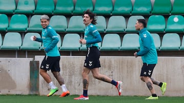 Cucho, con Bellerín y Chimy.