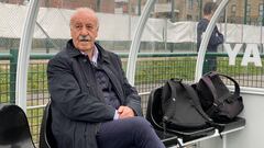 Vicente del Bosque, exseleccionador español, se sienta en el banquillo del Rayners Lane FC tras la presentación de su primer campus de fútbol en Londres.