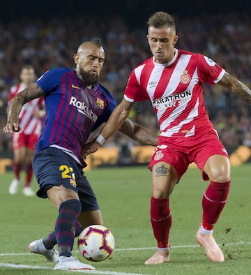 El chileno jugó desde la partida ante Girona, aportó con una asistencia en el gol de Lionel Messi, pero fue reemplazado en el complemento. El duelo terminó 2-2.