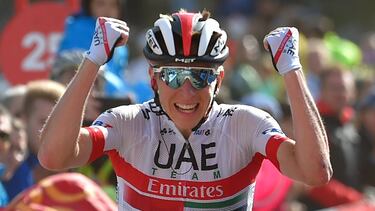 Tadej Pogacar celebra su segunda victoria en la Vuelta.