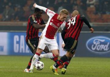 Milán-Ajax. Viktor Fischer con el balón.