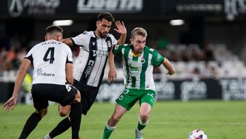 Peque hizo dos goles y superó a toda la defensa albinegra.