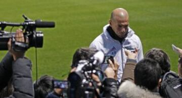 Zidane dando sus declaraciones a la prensa.