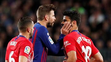 Soccer Football - La Liga Santander - FC Barcelona v Atletico Madrid - Camp Nou, Barcelona, Spain - April 6, 2019   Atletico Madrid&#039;s Diego Costa clashes with Barcelona&#039;s Gerard Pique after being sent off             REUTERS/Albert Gea