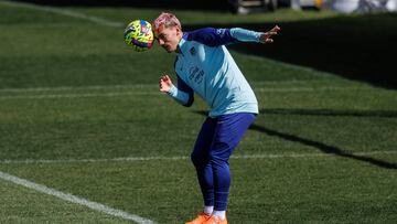 Griezmann hace un ejercicio en un entrenamiento del Atlético.