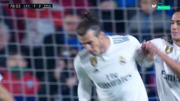 Bale se quitó de malas maneras el intento de felicitación de Lucas Vázquez tras haber hecho el 1-2.