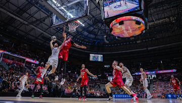 Facundo Campazzo, base del Real Madrid, trata de anotar ante la defensa de Moussa Diagné, pívot del Murcia.