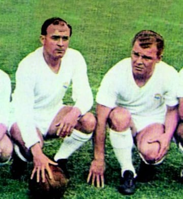 Alfredo Di Stéfano con Kubala, mítico jugador del FC Barcelona, vistiendo la camiseta del eterno rival durante el homenaje a Molowny. 