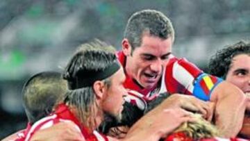 <b>PARADÓN. </b>Asenjo sacó un potente disparo de Karagounis.