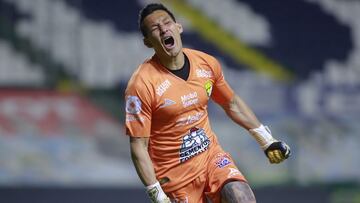 Le&oacute;n keeper Rodolfo Cota celebrates his side&#039;s second goal against Pumas.  