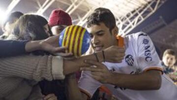 El joven delantero brasileño de 20 años Vinícius Araújo firma autógrafos, esta tarde en su acto de presentación como nuevo jugador del club en el estadio de Mestalla.