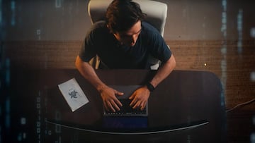 El kitesurfista y wingfoiler Jerome Cloetens trabajando en Palau Project ante el ordenador.