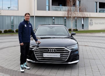 El volante colombiano recibió un nuevo auto de una de las marcas patrocinadoras de Real Madrid. El jugador avanza en su recuperación.