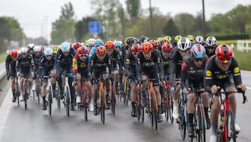 Imagen del pelotón durante la última etapa del Tour de Romandía 2024.