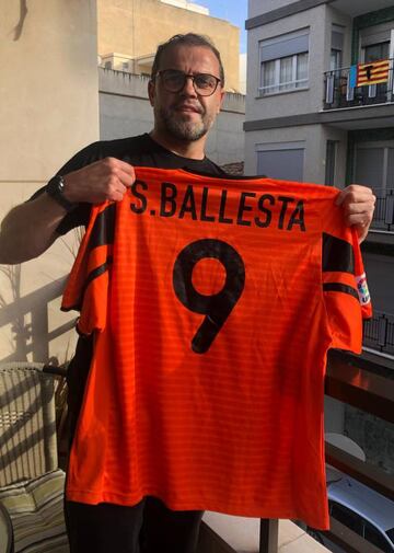 Rafa Villarejo, con la camiseta que le regaló Salva Ballesta.