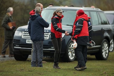 La princesa Catalina saluda a uno de los miembros de la Central Beacons Mountain Rescue Team.