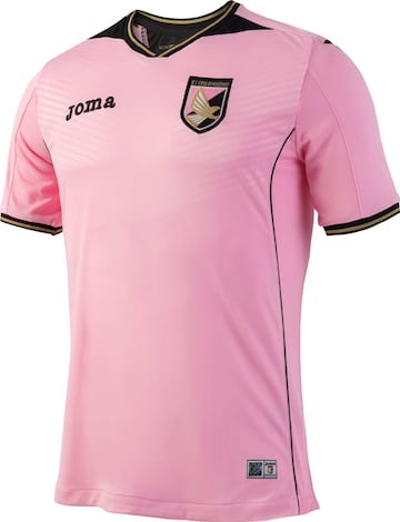 Uno de los pocos equipos cuya primera equipación es de color rosa. El equipo italiano juega este año en Serie B