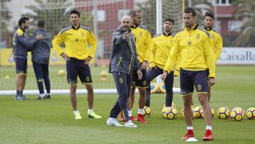 Las Palmas ultimaba ayer por la ma&ntilde;ana los detalles del partido de esta noche. J&eacute;mez se dirigi&oacute; con vehemencia a sus pupilos. 